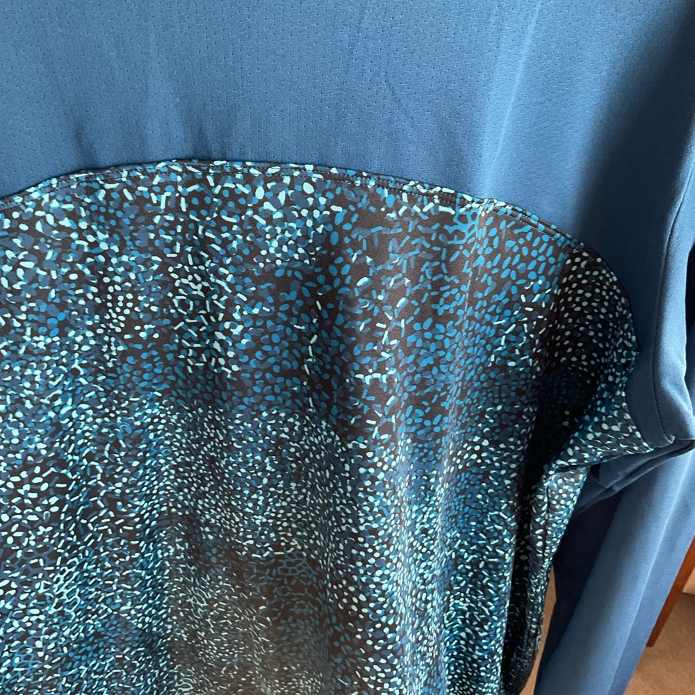 Under Armour Blue and Black Short Sleeve Blouse with Dynamic Pattern